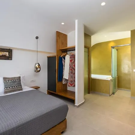 Alizea & 3* Fira (Santorini)