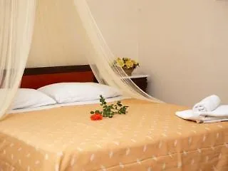 Alizea & Fira (Santorini)