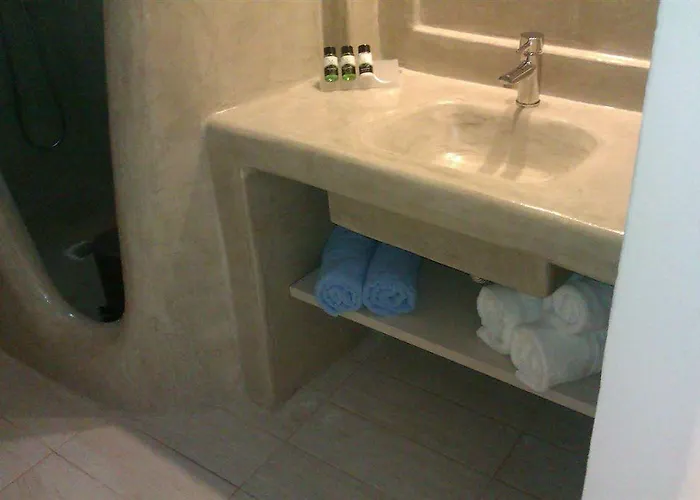 Alizea & 3* Fira (Santorini)