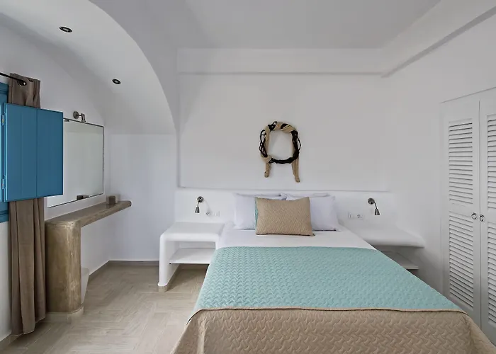 Alizea & 3* Fira (Santorini)