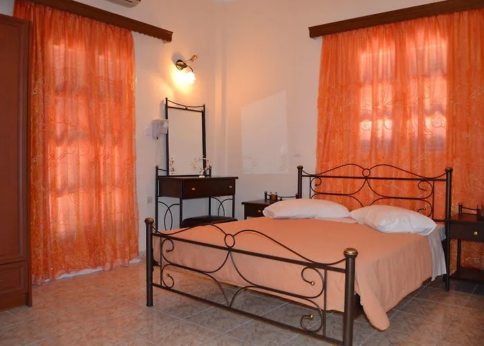 Alizea & Fira (Santorini)