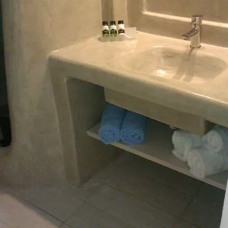 Alizea & 3* ثيرا