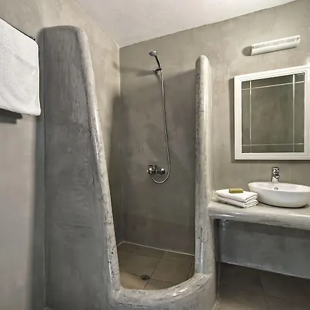 Alizea & 3* ثيرا