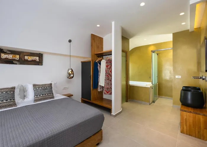 Alizea & 3* Fira (Santorini)